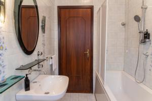 Ванная комната в Spacious 6-Guest Home 8 min To Metro & Free Parking