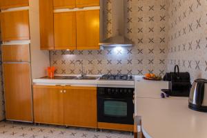 Кухня или мини-кухня в Spacious 6-Guest Home 8 min To Metro & Free Parking
 +28 фотографий