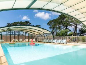 Πισίνα στο ή κοντά στο Mobil-home cosy avec terrasse à Tréguennec - API-1-52-977