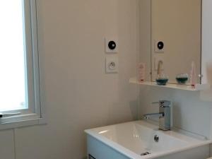 Ένα μπάνιο στο Mobil home 30m² avec terrasse à Tréguennec pour 6 personnes - API-1-52-950 +25 φωτογραφίες