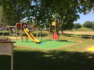 un parque infantil con tobogán amarillo en Chalet avec terrasse pour 4 personnes à Oloron-Sainte-Marie - API-1-52-954, en Bidos