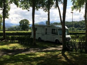 una furgoneta blanca estacionada en un campo con árboles en Chalet avec terrasse pour 4 personnes à Oloron-Sainte-Marie - API-1-52-954, en Bidos 8 fotos más