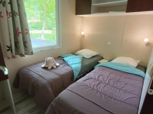 Una cama o camas en una habitación de Mobil-home avec Terrasse à Mauléon-Licharre - API-1-52-951 20 fotos más