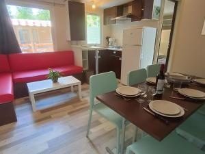 Una cocina o cocineta en Mobil-home avec Terrasse à Mauléon-Licharre - API-1-52-951