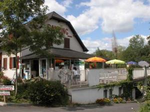 El edificio en el que está el campamento