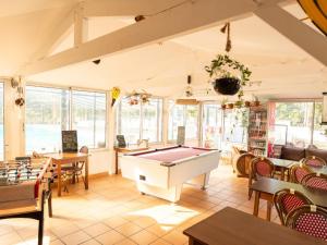 Biliár nebo kulečník v ubytování Mobile-home 31m² avec Terrasse à Piriac-sur-Mer - API-1-52-964