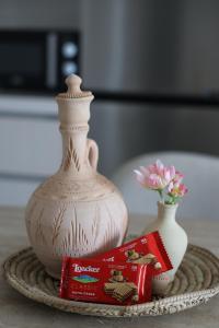 ein Tisch mit einer Vase und einer Pralinenschachtel in der Unterkunft Desert Retreat Canal View walk to F1 Yas Island in Abu Dhabi + 30 Fotos