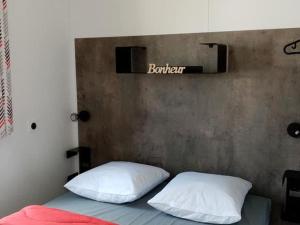 Ένα ή περισσότερα κρεβάτια σε δωμάτιο στο Mobil-home avec terrasse à Tréguennec - API-1-52-963 +28 φωτογραφίες