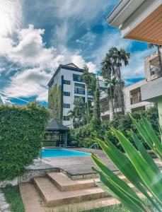 卡塔海滩Spice & Sea Resort的一个带游泳池和大楼的公寓