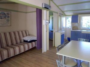 Chalet 35m² avec Terrasse à Soubès - API-1-52-979 في Soubès: غرفة معيشة مع أريكة وطاولة