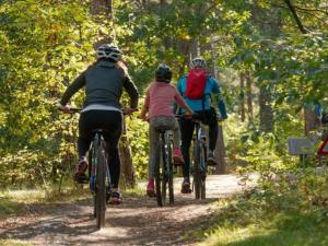 Chalet 35m² avec Terrasse à Soubès - API-1-52-979 في Soubès: مجموعة من الناس يركبون الدراجات في درب