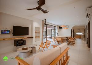 TV a/nebo společenská místnost v ubytování Ipoh Tiga Pool Villa by Papahost