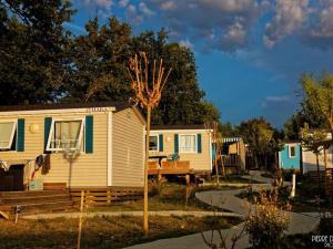 Το κτήριο όπου στεγάζεται  το κάμπινγκ