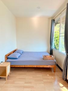 Ένα ή περισσότερα κρεβάτια σε δωμάτιο στο bearhousecafe