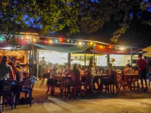 Εστιατόριο ή άλλο μέρος για φαγητό στο Mobil home confortable avec terrasse pour 6 personnes - API-1-52-986