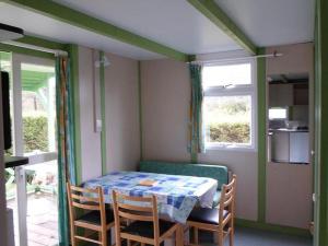 a small dining room with a table and chairs at Chalet 27m² avec Terrasse pour 5 personnes - API-1-52-999 in La Chapelle