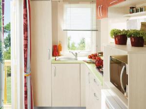 Mobil-home 28m² avec terrasse à Saint-Rome-de-Tarn - API-1-52-993 في Saint-Rome-de-Tarn: مطبخ مع حوض ونافذة