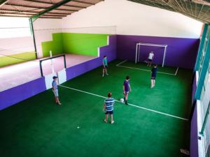 Mobil-home 28m² avec terrasse à Saint-Rome-de-Tarn - API-1-52-993 في Saint-Rome-de-Tarn: مجموعة من الشباب يلعبون كرة القدم +12 صورة