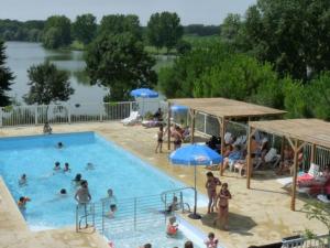 un grupo de personas en una piscina en Chalet - Terrasse - API-1-52-1003, en Chemillé-sur-Indrois 12 fotos más