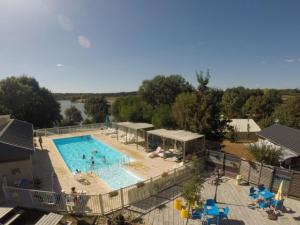 Una vista aérea de una gran piscina en Chalet - Terrasse - API-1-52-1003, en Chemillé-sur-Indrois
