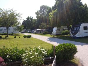 un grupo de tiendas de campaña estacionadas en un parque en Chalet - Terrasse - API-1-52-1003, en Chemillé-sur-Indrois