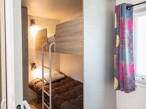 Una pequeña habitación con una litera. en Mobil-home PMR avec Terrasse à Saint-Rome-de-Tarn - API-1-52-1012, en Saint-Rome-de-Tarn 17 fotos más