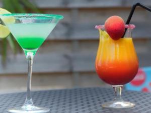 zwei Cocktails auf einem Tisch in der Unterkunft Mobil home confortable avec terrasse - API-1-52-1015 in Port Blanc