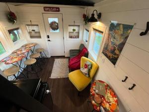 Afbeelding uit fotogalerij van Charming Train Caboose-Sleeps 4-Loft-Firepit in Fredericktown +18 foto's