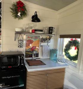 Afbeelding uit fotogalerij van Charming Train Caboose-Sleeps 4-Loft-Firepit in Fredericktown