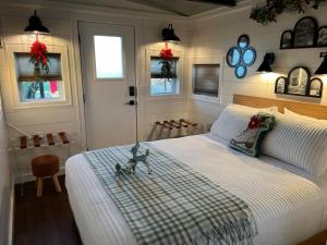 Afbeelding uit fotogalerij van Charming Train Caboose-Sleeps 4-Loft-Firepit in Fredericktown