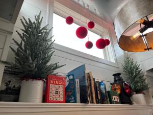 Afbeelding uit fotogalerij van Charming Train Caboose-Sleeps 4-Loft-Firepit in Fredericktown