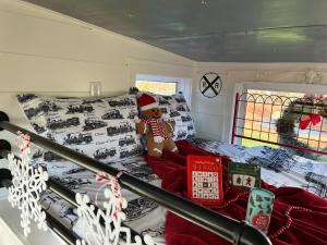 Afbeelding uit fotogalerij van Charming Train Caboose-Sleeps 4-Loft-Firepit in Fredericktown