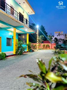 - Vistas nocturnas a un edificio con una calle en sky suite residency, en Auroville