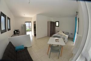 salon ze stołem i kanapą w obiekcie Les Zamours Des Lianes w mieście Saint-Joseph