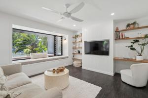 Μια τηλεόραση ή/και κέντρο ψυχαγωγίας στο Donovan's Guest House - Foodies, Pet Friendly