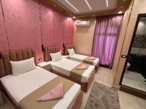 Ένα ή περισσότερα κρεβάτια σε δωμάτιο στο The Caro-Plazaro Hotel