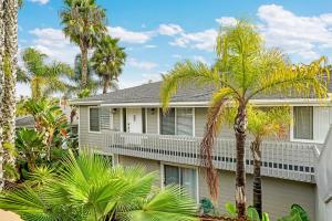 Leucadia's Beach House w Game Room في إنسينيتاس: منزل أمامه أشجار نخيل