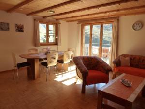 a living room with a table and chairs at Ferienwohnung Stoffel in Cresta