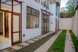 a walkway in front of a white building at HOTEL TERRANOVA Abancay in Abancay