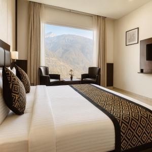 Giường trong phòng chung tại Vaikunth -Centrally Heated & Air Cooled Near Mall Road # Big Parking # Lift # Spacious Rooms # Most Awarded # Property Of The Year #