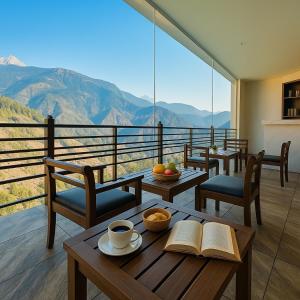 Cảnh núi rừng hoặc tầm nhìn ra núi từ khách sạn