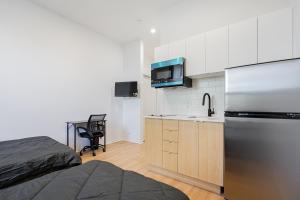 een kleine keuken met een koelkast en een wastafel bij Central Studio For 3 Guest With Parking in Montreal
