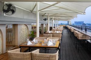 Un balcon sau o terasă la Aston Bintaro Hotel & Conference Center