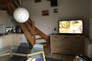 Køkken eller tekøkken på Cozy apartment with lake view