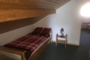 En eller flere senge i et værelse på Cozy apartment with lake view + 19 billeder