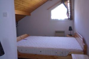 En eller flere senge i et værelse på Cozy apartment with lake view