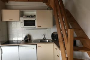 Køkken eller tekøkken på Cozy apartment with lake view