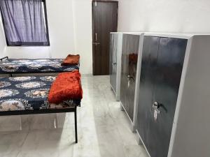Habitación con 2 literas y 2 armarios en Hostelwale, en Pune