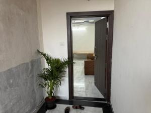 pasillo con espejo y maceta en Hostelwale, en Pune