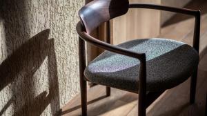 由布市にあるHotel MODAの壁の横に椅子が置かれている